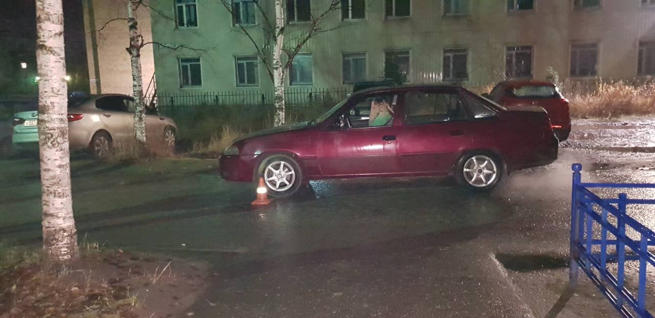 В Сосногорске женщина-водитель сломала ногу пьяному пешеходу