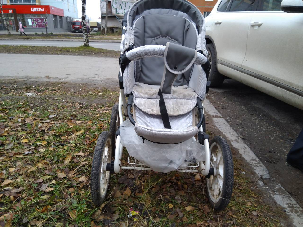 В Коми пожилой водитель сбил мать с коляской, которая шла по тротуару