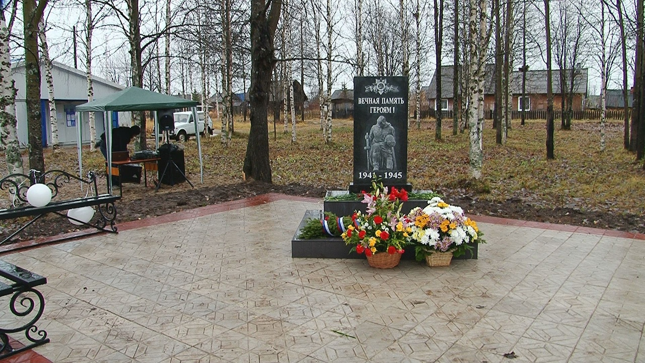 В поселке Сосногорского района поставили два обелиска памяти павших