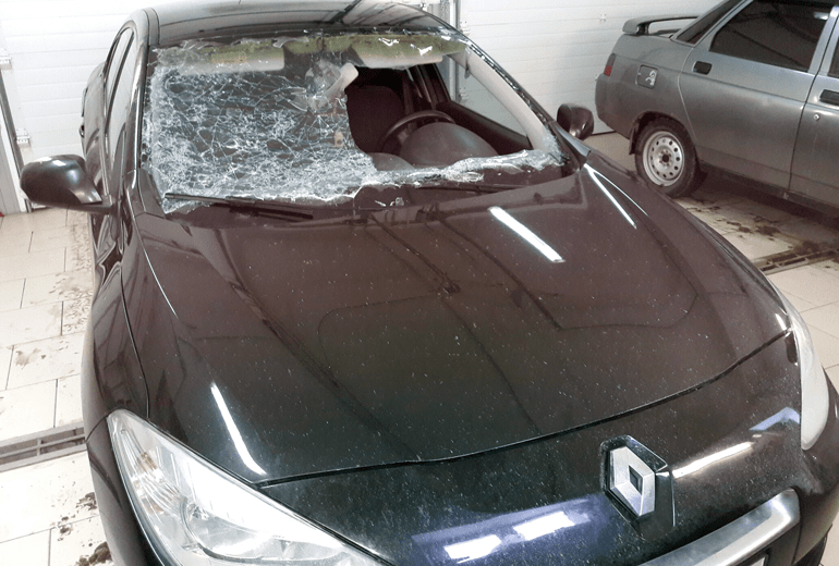 В Коми глыба льда пробила лобовое стекло и ранила водителя
