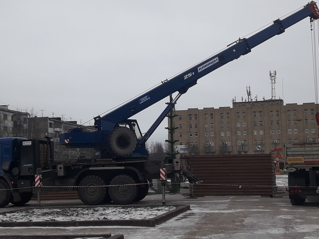 На Комсомольской площади начали устанавливать Новогоднюю елку