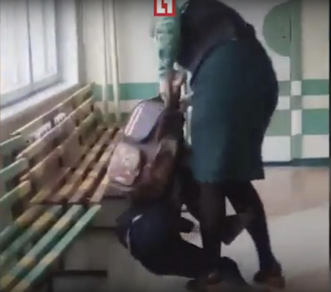 Школьники сняли видео, как учительница избивает 9-летнего мальчика