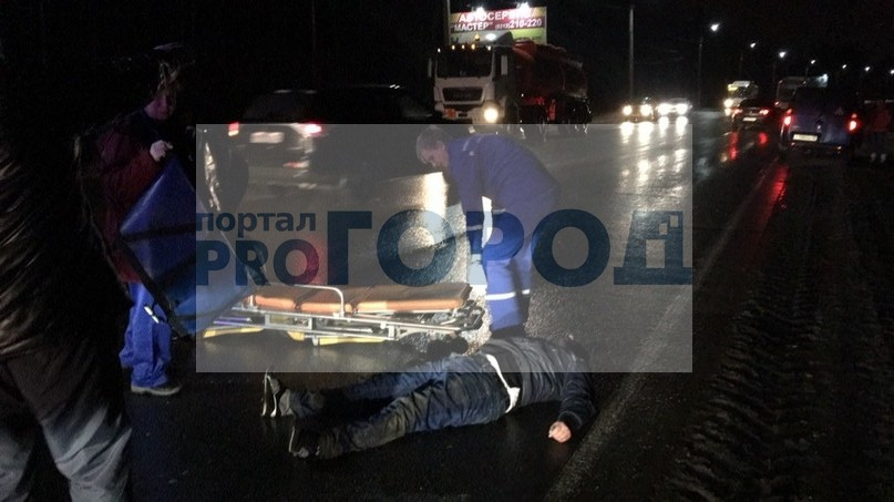 В Коми на трассе неадекватный мужчина бросился под машину