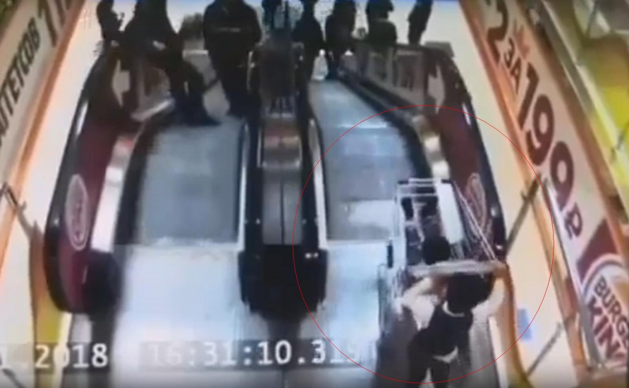 Новости России: мальчик столкнул тележку с братом по эскалатору