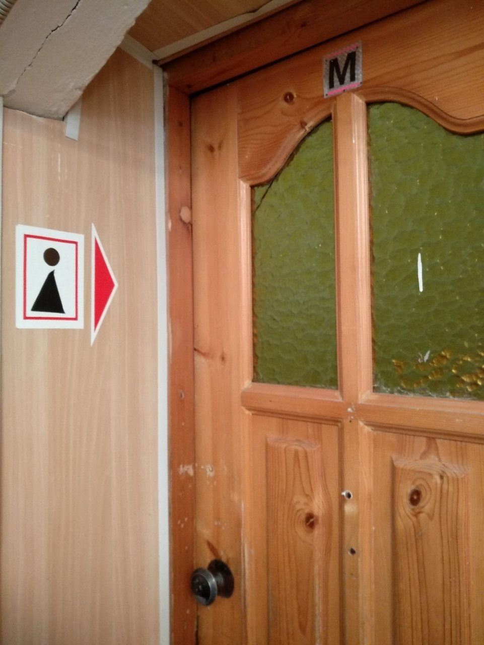 Ухтинец так и не смог выбрать дверь туалета в "Нефтянике"