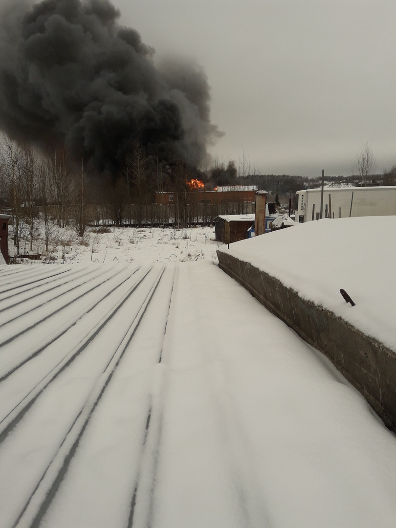 В Ухте загорелась база: из здания валят клубы черного дыма (фото, видео)