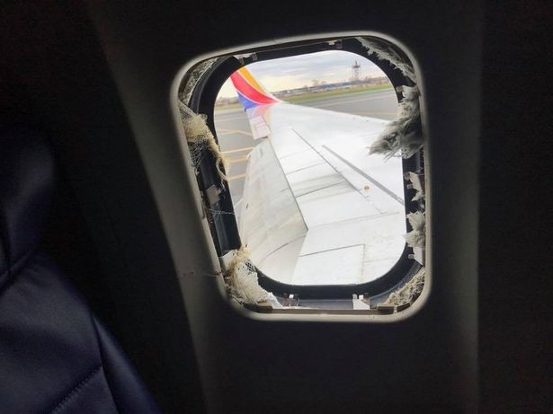 Новости мира: в иллюминатор самолета высосало пассажирку