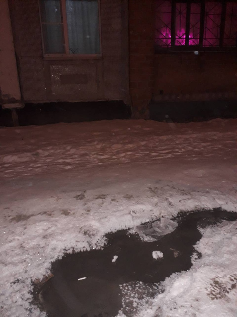 В Сосногорске две недели не обращают внимания на прорыв в трубах