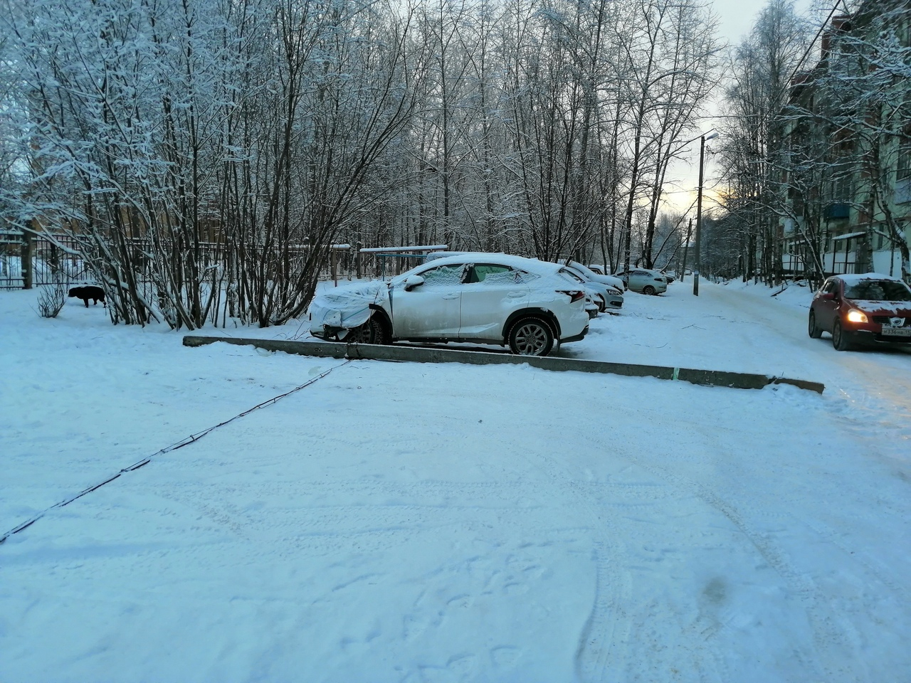 В Ухте водитель автокрана уронил столб на "Лексус"