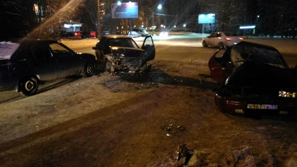 В Коми 18-летний водитель ВАЗа влетел в два авто: 15-летний подросток сломал таз