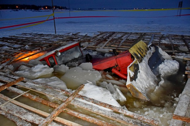 В Коми под лед провалился трактор