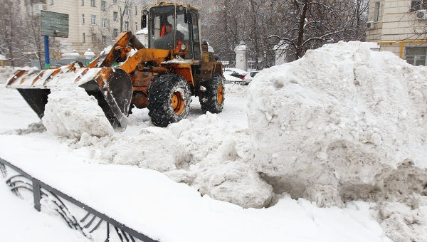 Ухтинка о чистке снега: "Со всей округи снег везут в наш двор"