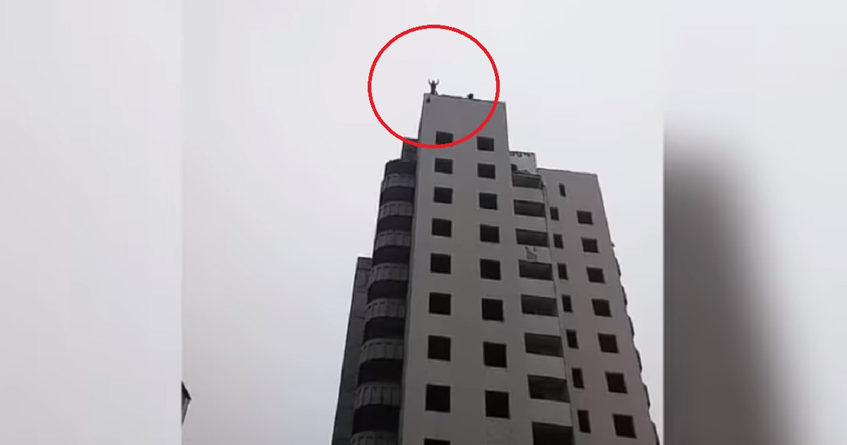 Новости России: 15-летний подросток разбился, прыгнув с парашютом с многоэтажки