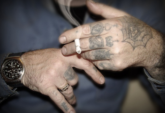 В Коми "сиделец" душил человека из-за вопроса о татуировке