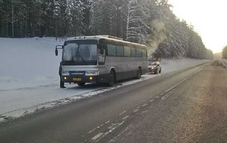 Из-за ЧП с автобусом пассажиры замерзали посреди трассы в Коми