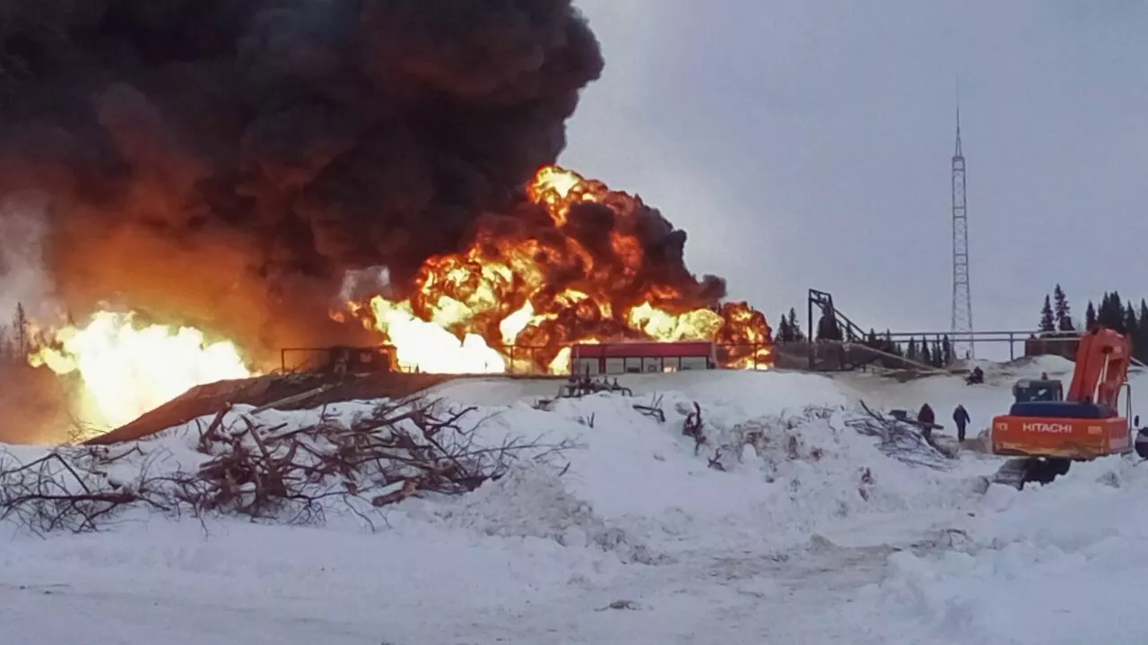 Фото к статье: В Коми по вине нефтяника загорелась скважина: пожар тушили несколько месяцев