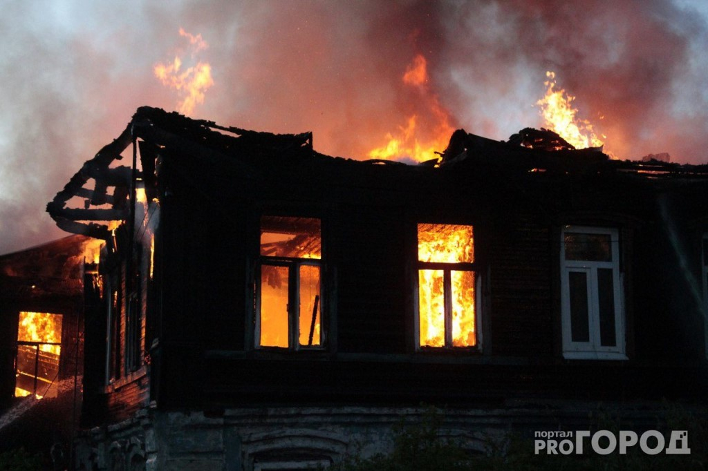 В Емве пожарные не успели спасти из огня человека
