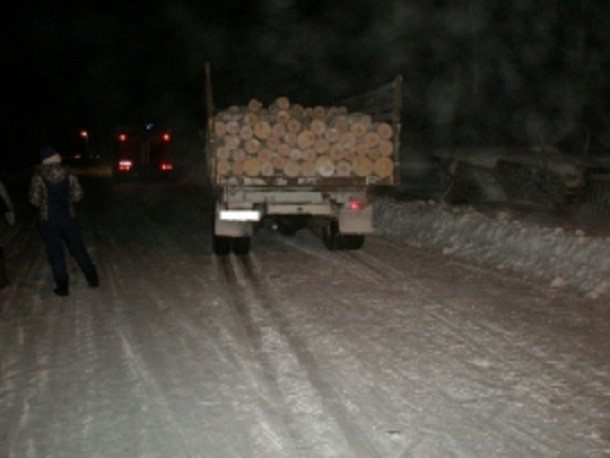 В Коми женщина угодила под колеса грузовика с дровами