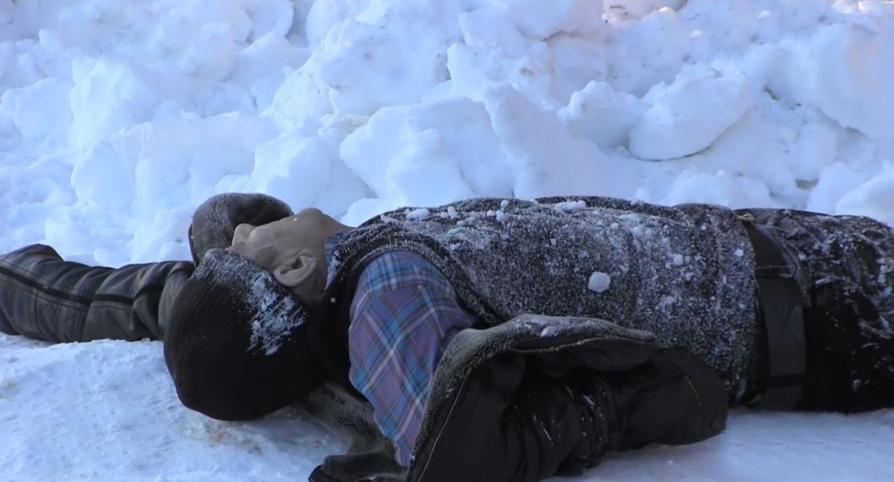 В Коми ребенок прыгнул с крыши в снег и оказался в реанимации