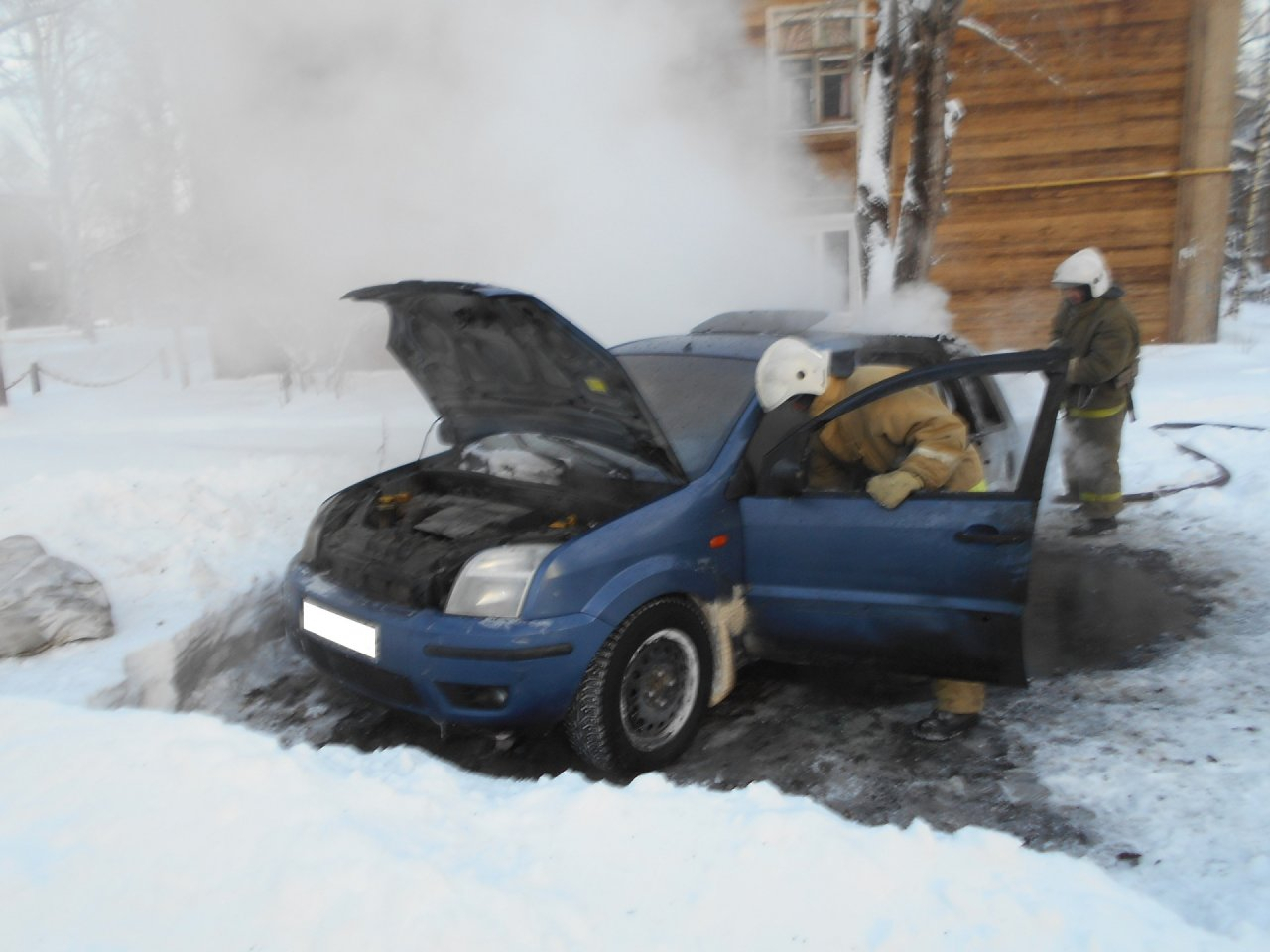 За пару часов в Ухте и Сосногорске сгорели два автомобиля