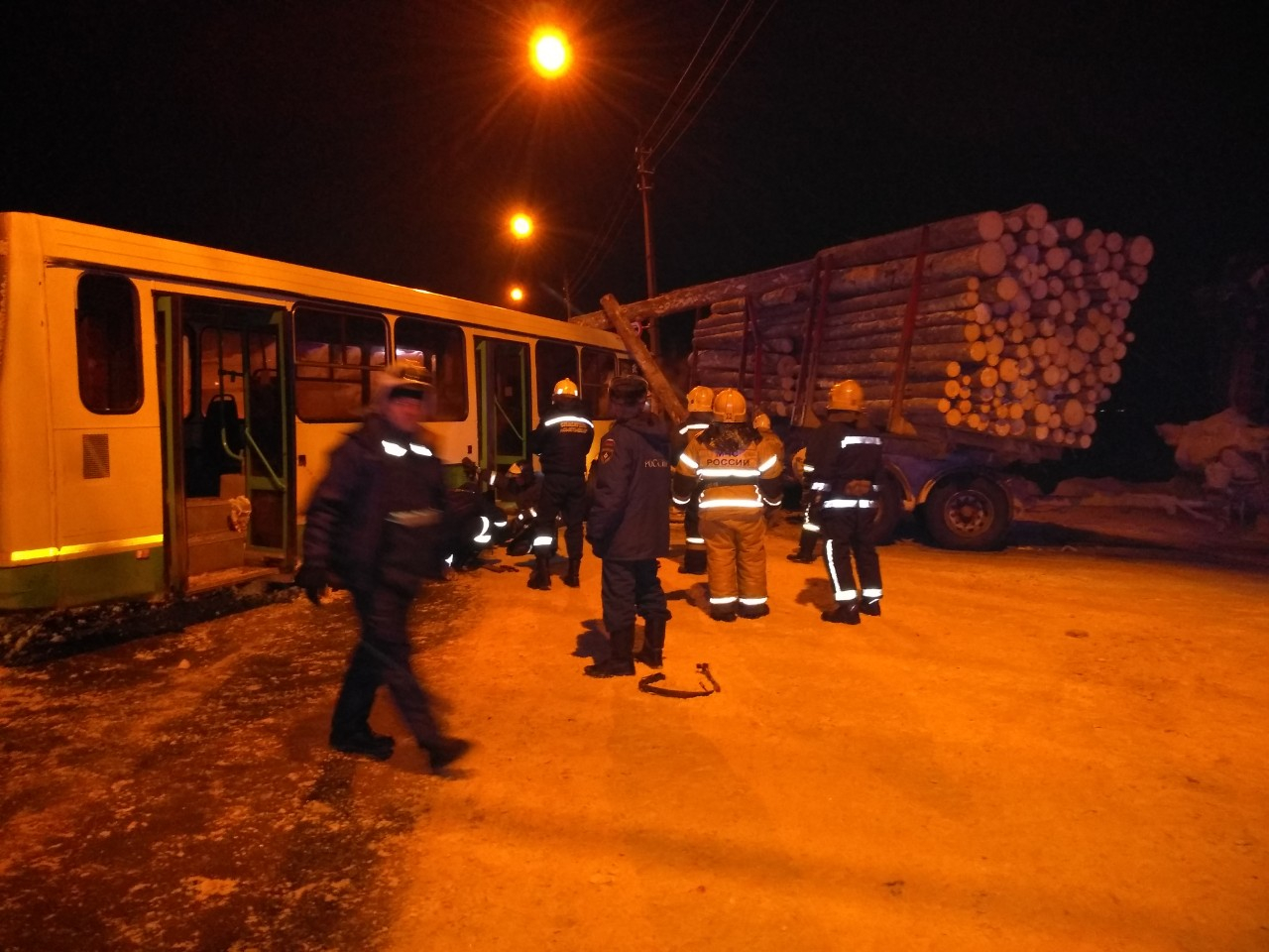 Стало известно количество жертв в столкновении лесовоза и автобуса в Коми