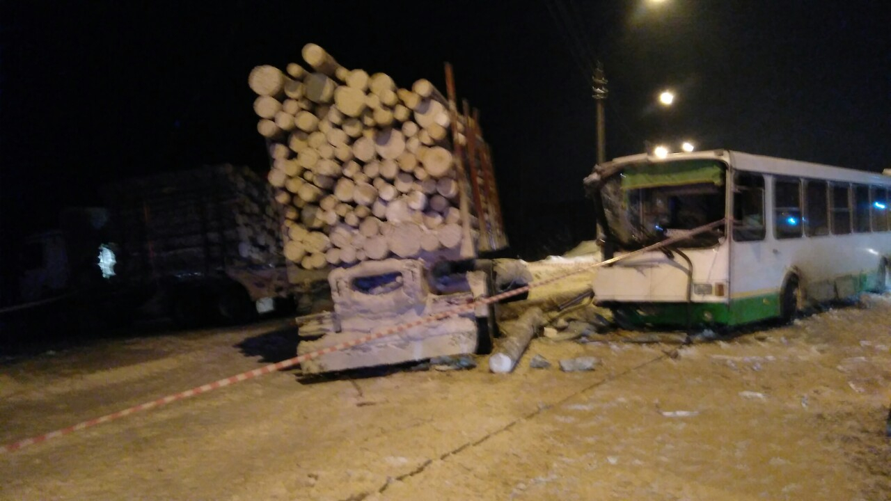 В Минздраве Коми сообщили состояние жертв ДТП с автобусом и лесовозом