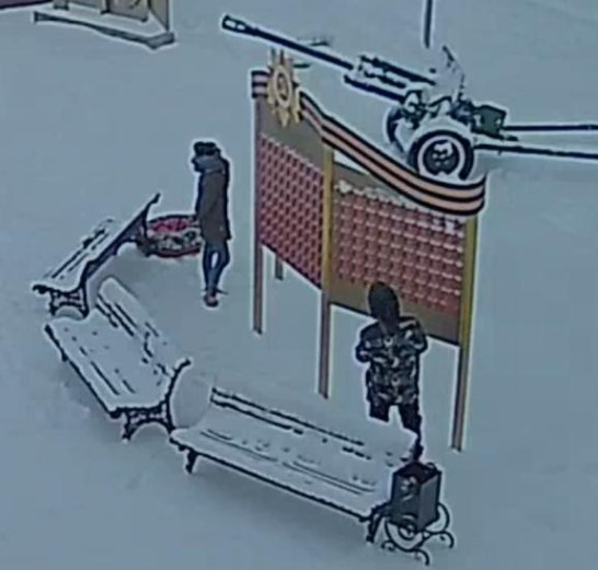 В Сосногорске обновленный Сквер Победы пострадал от рук хулиганов