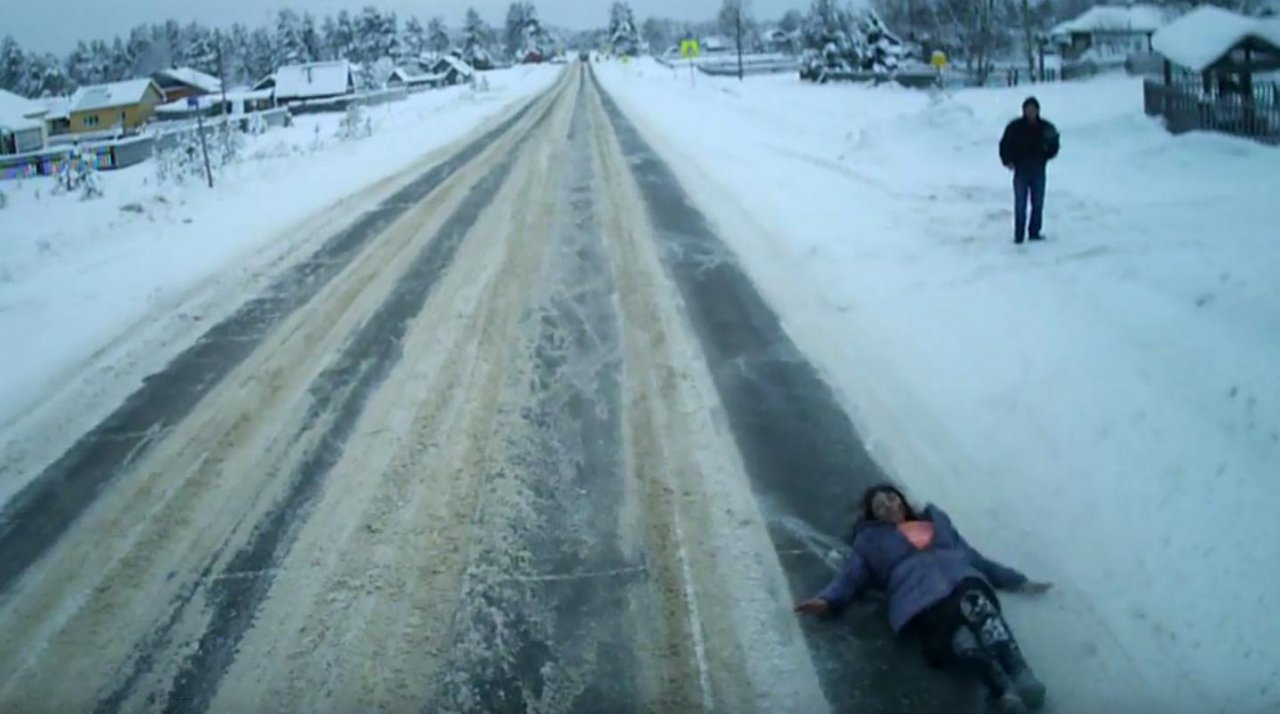 Появилось видео, как женщина на трассе Ухта-Сыктывкар легла под МАЗ