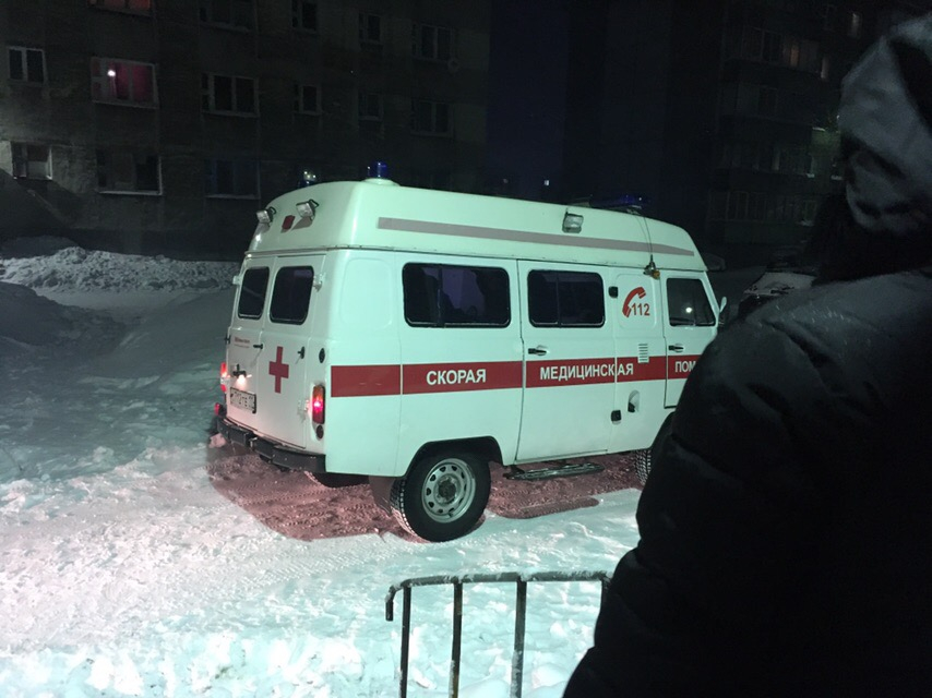 В одном из городов Коми женщина выпала с балкона пятого этажа