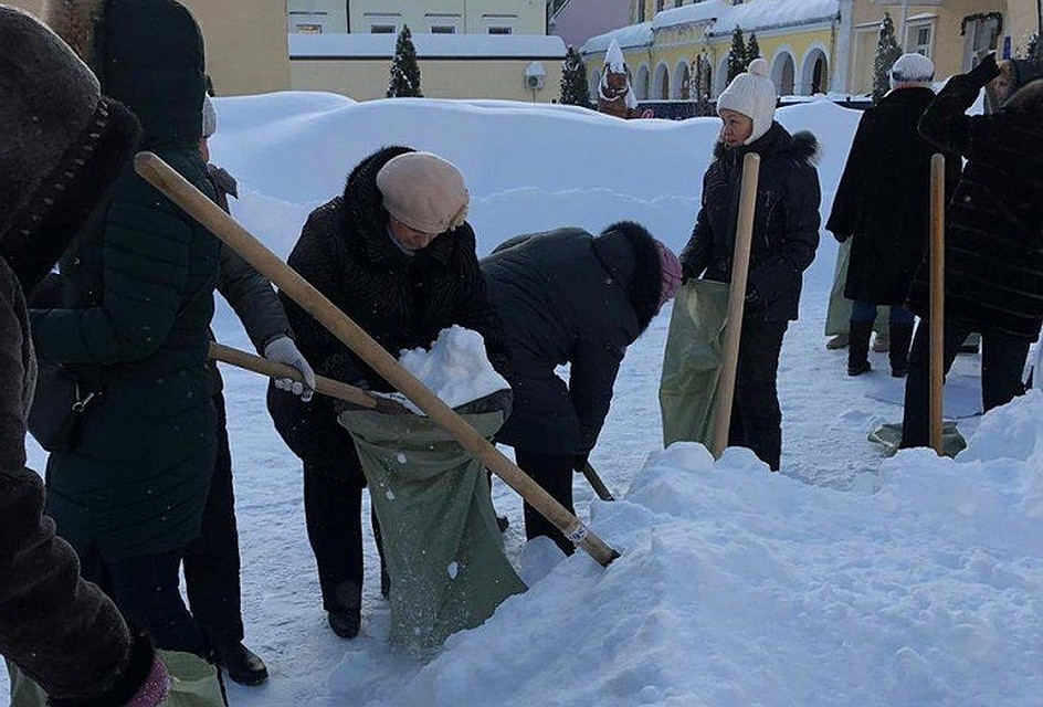 Новости России: В Саратове учителя грузили в мороз снег в мешки для мусора