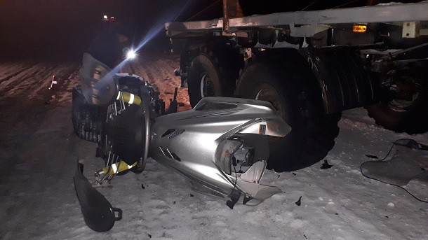 В Коми под колесами КамАЗа погиб водитель снегохода
