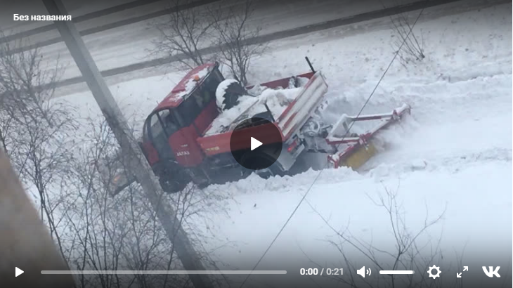 "Дорогу пушистее делают?": жители Сосногорска высмеяли нелепую чистку снега (видео)