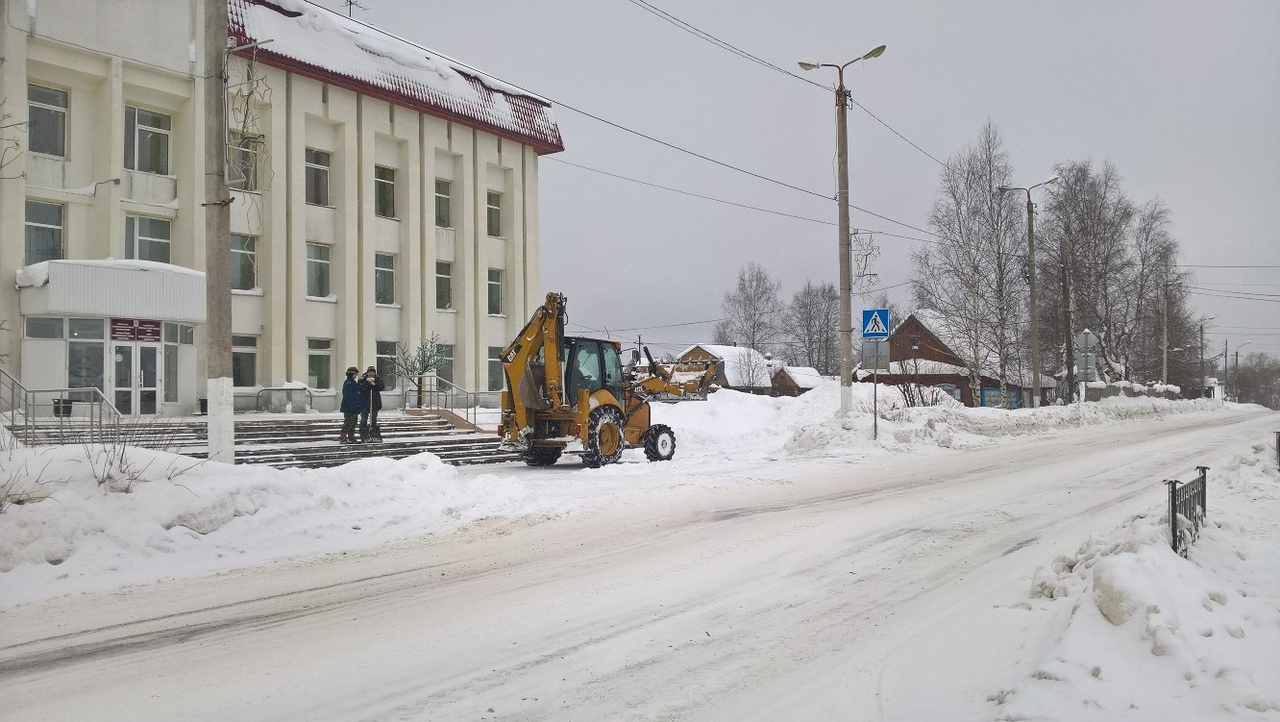 Жители Сосногорска об уборке снега: "До поликлиники не дойти, зато мэрия чистая!"