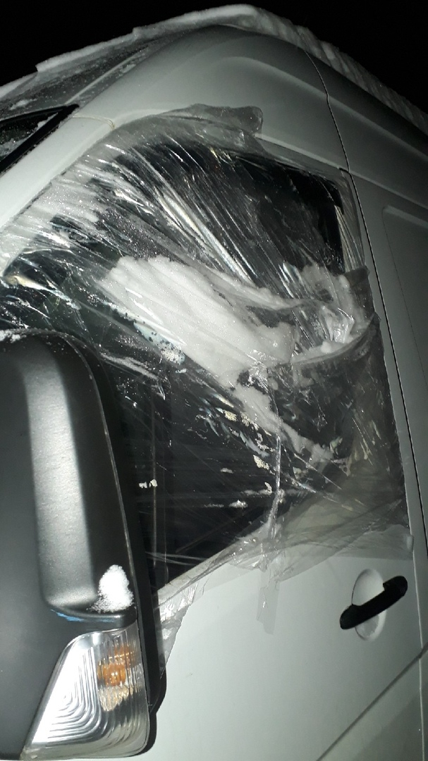 Ухтинке камнем с дороги разбило стекло в машине
