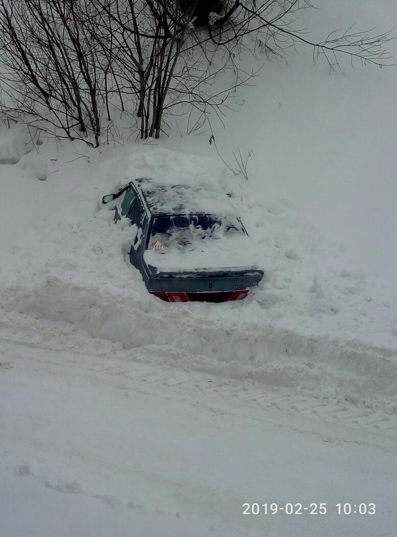 Ухтинцы не посочувствовали хозяину авто, которое трактор засыпал снегом
