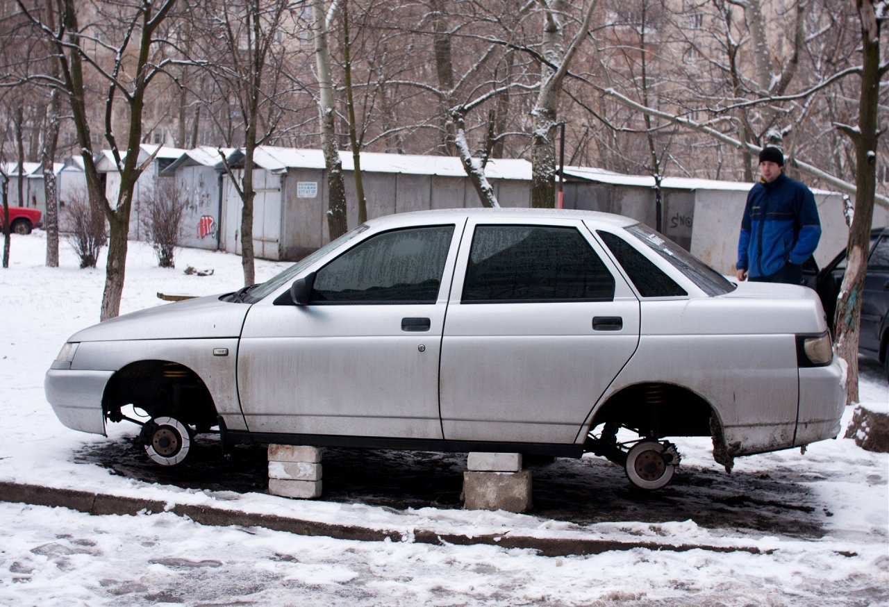 У жителя Сосногорска во время рыбалки сняли колеса с автомобиля
