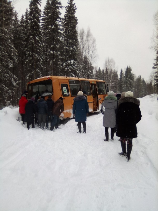 В Коми пассажиры своими руками вытащили из снега автобус