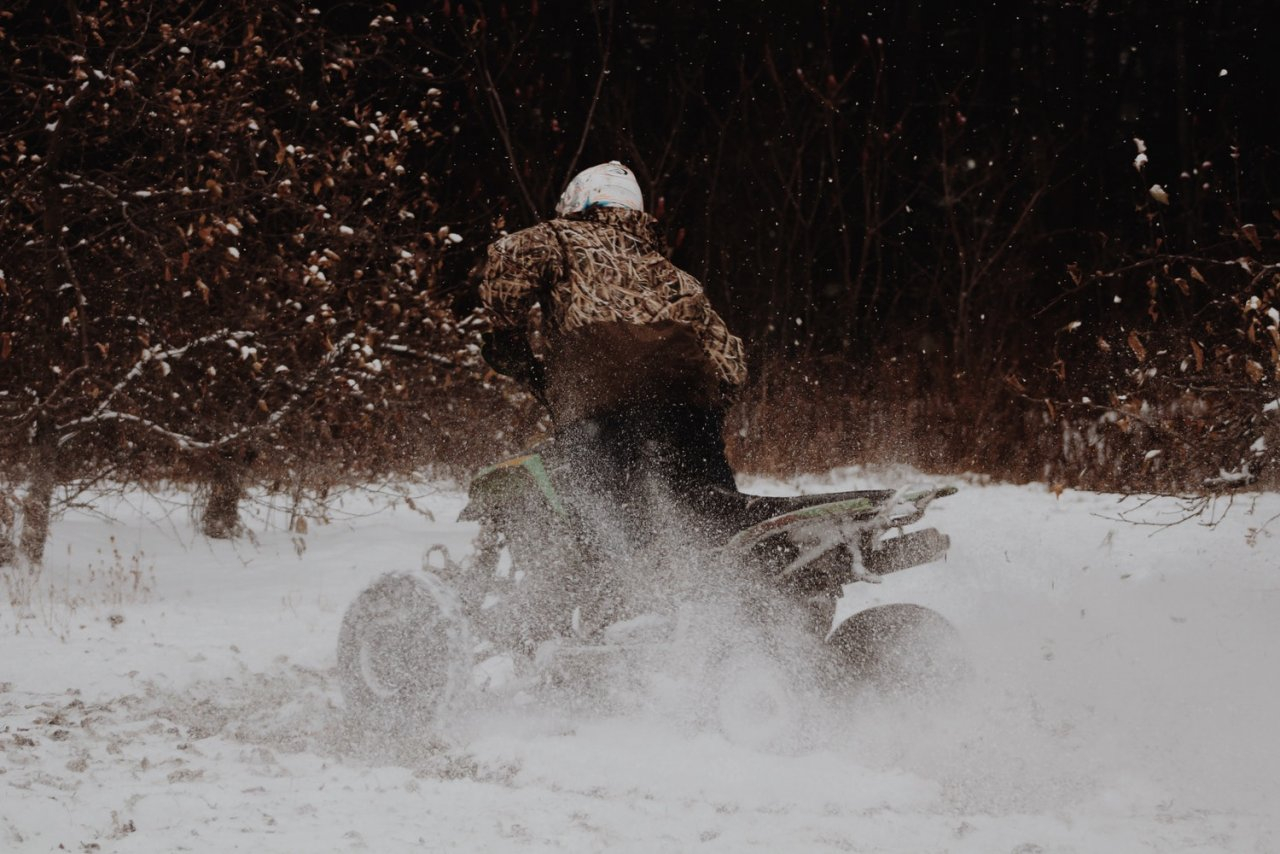В Коми посреди тундры водитель снегохода влетел в опору ЛЭП