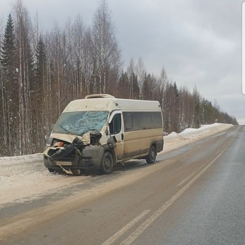 Под Ухтой микроавтобус с пассажирами влетел в КамАЗ