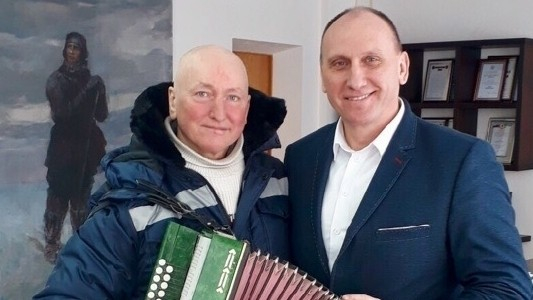 Мэр одного из городов Коми подарил уличному музыканту термобелье