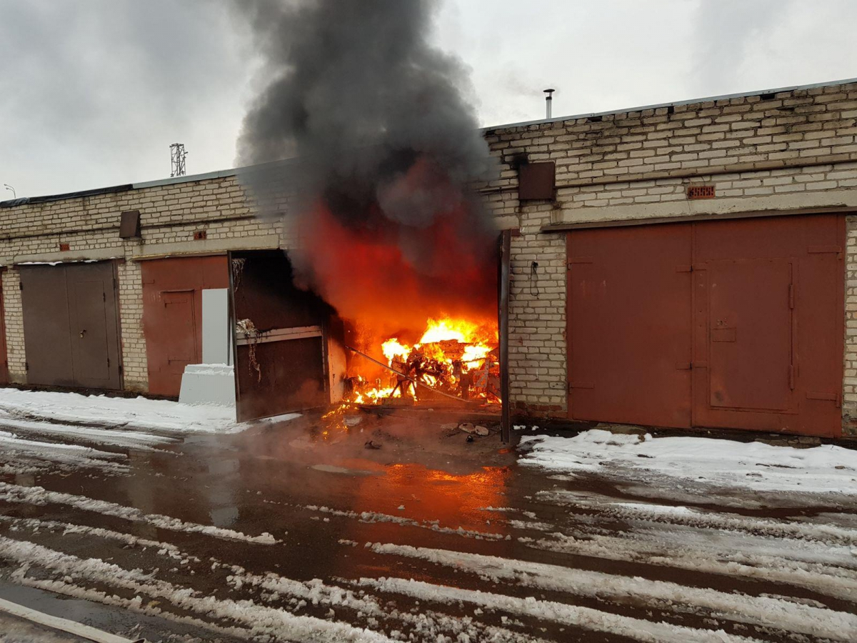 В одном из ухтинских гаражей загорелся снегоход