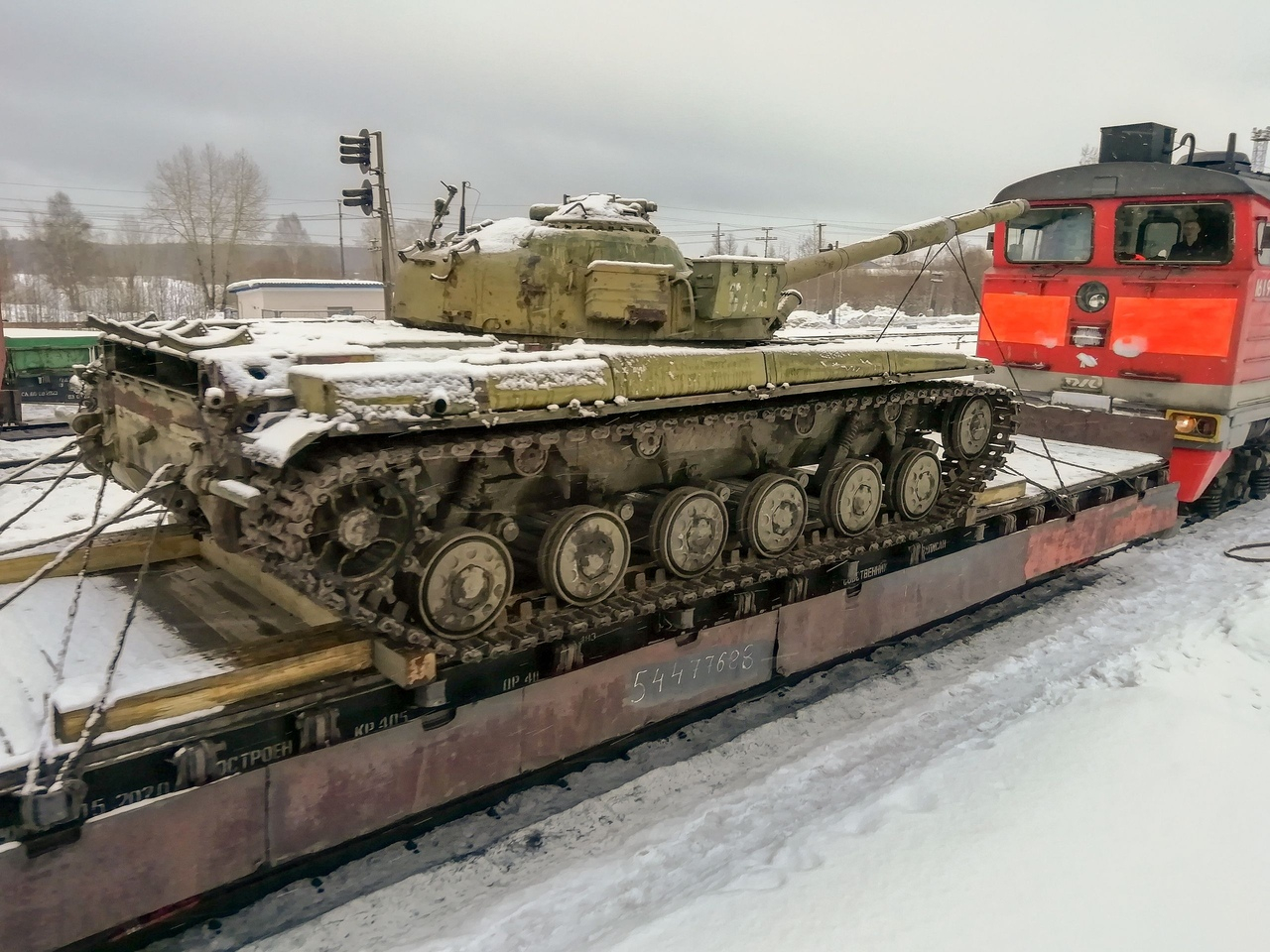 Через Сосногорск провезли старый танк Т-64