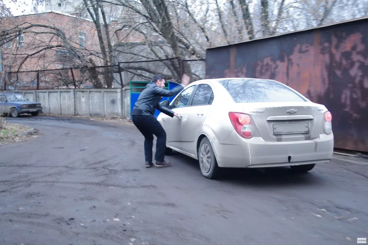 Фото к статье: В Ухте задержали вора, который украл вещи из открытого авто