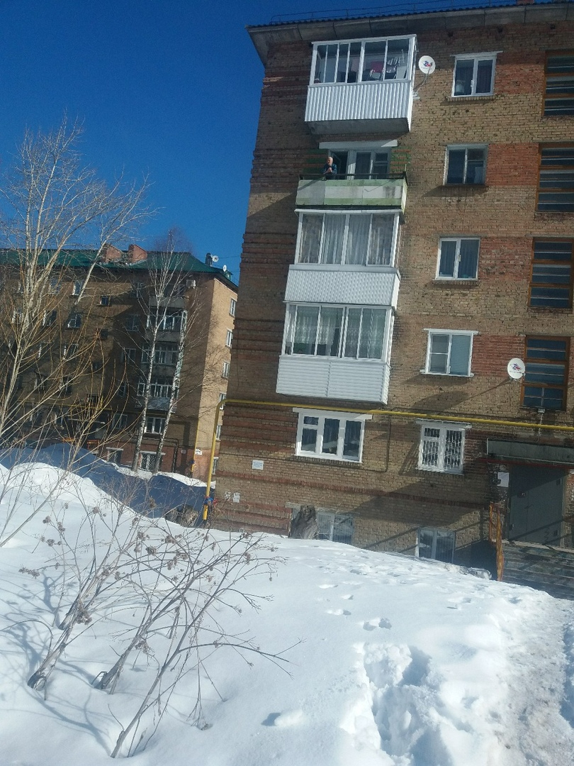 В Сосногорске на балконе кричит дедушка, который ищет сына