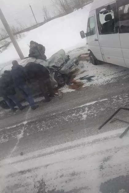 Фото к статье: В Коми ВАЗ влетел в автобус с вахтовиками