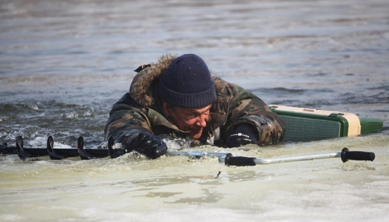В Коми ушел под лед снегоход с двумя рыбаками