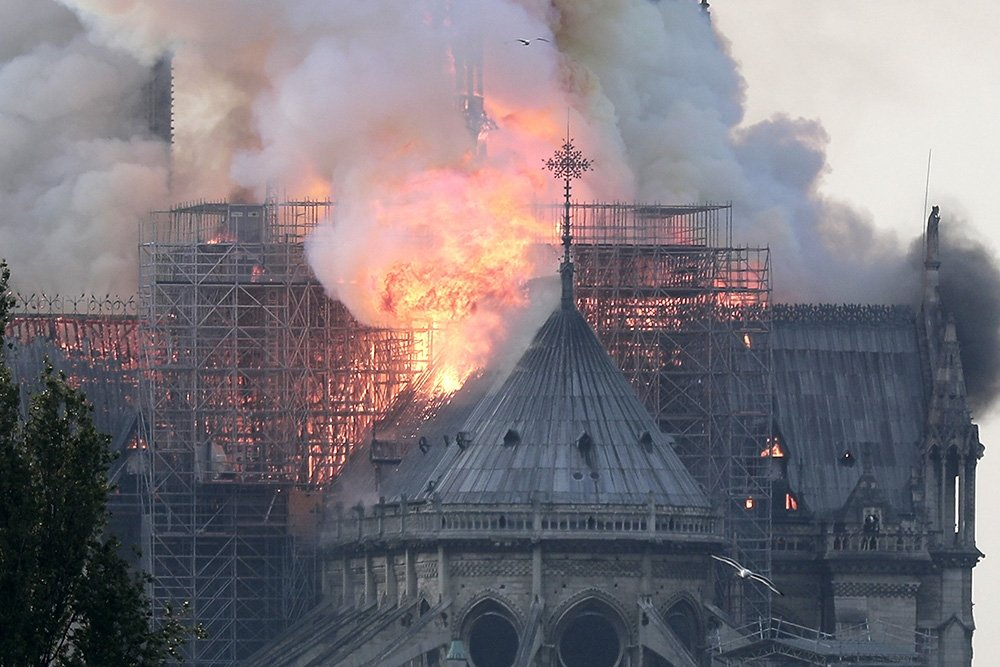 Собор Парижской Богоматери пережил страшный пожар