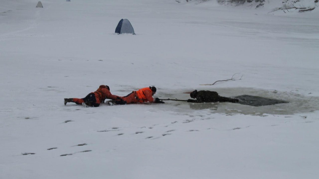 Под Сосногорском нашли тело рыбака, которого засосало под лед