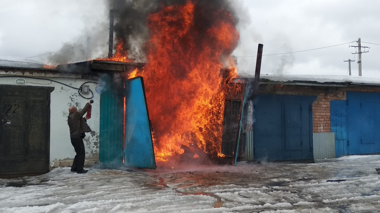 В Коми огнеборцы тушили полыхающие гаражи