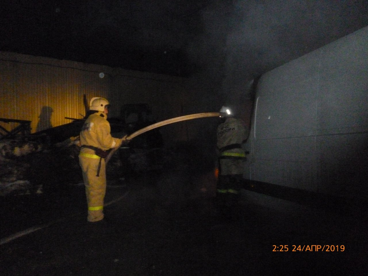 В Сосногорске посреди ночи сожгли дорогой фургон